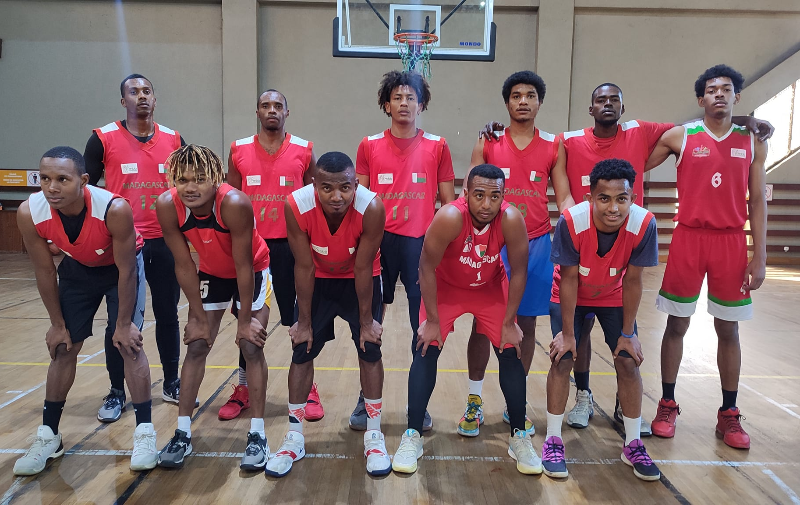 confrontation-intense-entre-les-ankoay-et-cospn-basketball-lors-dun-match-test-au-palais-des-sports-de-mahamasina