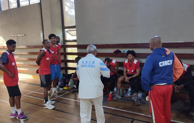 confrontation-intense-entre-les-ankoay-et-cospn-basketball-lors-dun-match-test-au-palais-des-sports-de-mahamasina