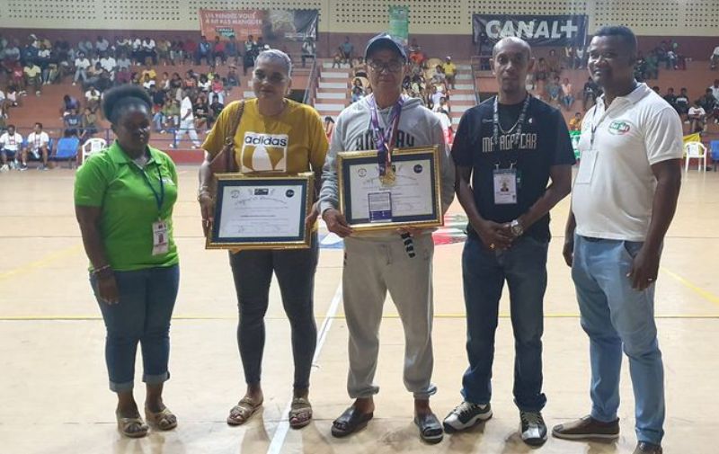 la-ligue-regionale-de-basketball-boeny-honore-coach-nono-et-cedric-pour-leur-victoire-aux-jeux-des-iles