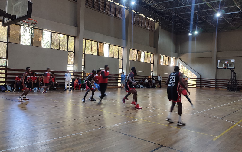 confrontation-intense-entre-les-ankoay-et-cospn-basketball-lors-dun-match-test-au-palais-des-sports-de-mahamasina